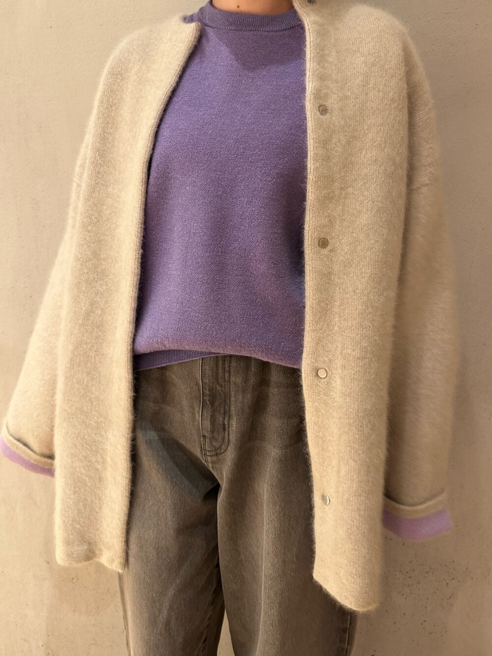 グレー系のデニムパンツ、ブラック系のパンプス、ホワイト系のノーカラージャケットを着用したレディースの夏コーディネートの6枚目の写真