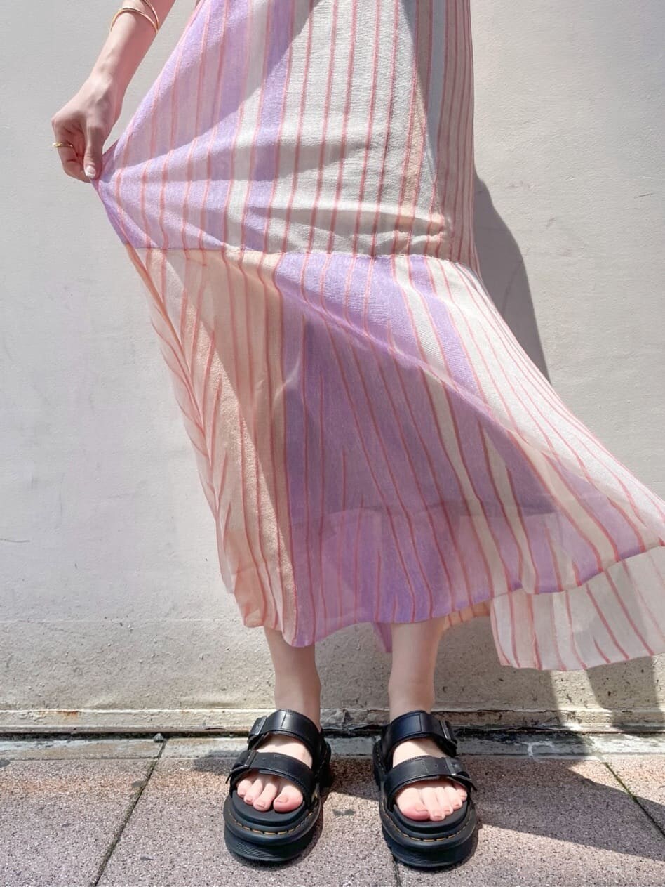 オレンジ系のワンピース、ブラック系のその他シューズを着用したレディースの夏コーディネートの7枚目の写真