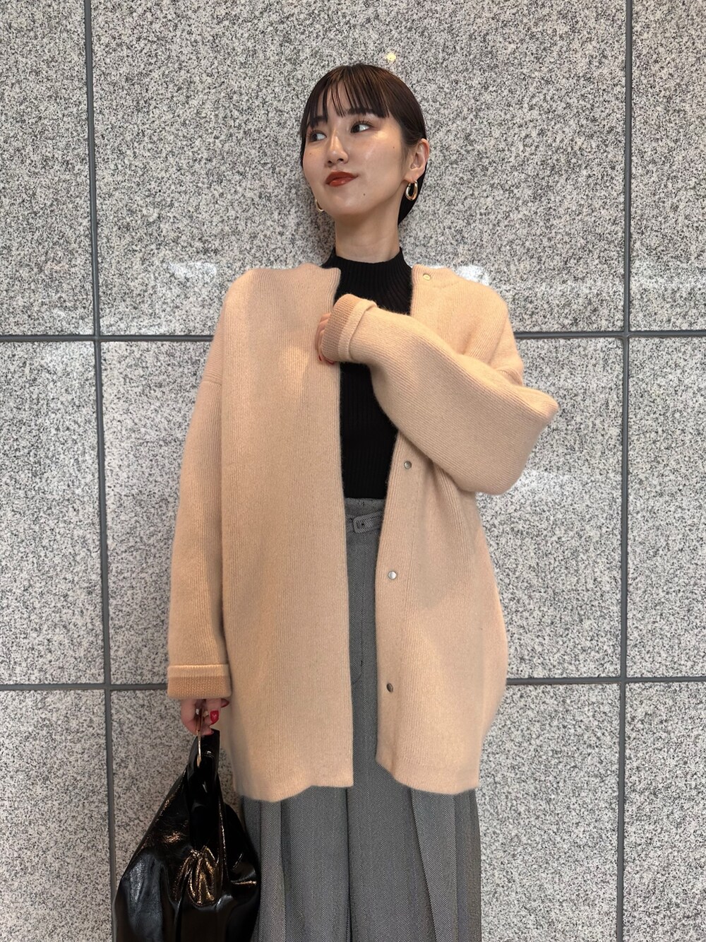 ベージュ系のカーディガン/ボレロ、ブラック系のブーツを着用したレディースの夏コーディネートの6枚目の写真