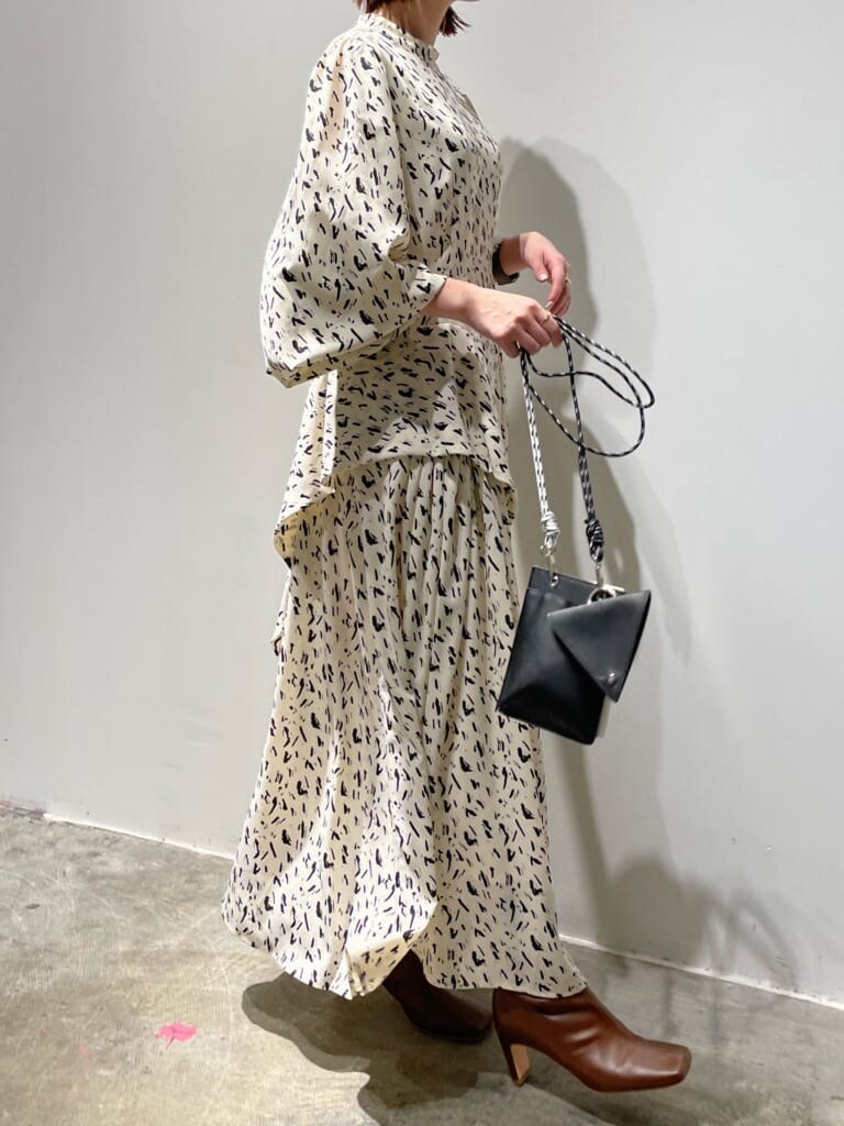 その他のワンピース、ベージュ系のノーカラーコートを着用したレディースの秋コーディネートの5枚目の写真