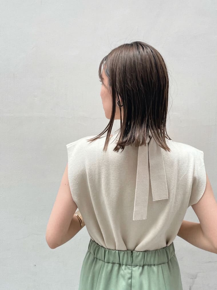 グリーン系のスカート、ブラウン系のサンダル、ブラウン系のカーディガン/ボレロを着用したレディースの夏コーディネートの5枚目の写真