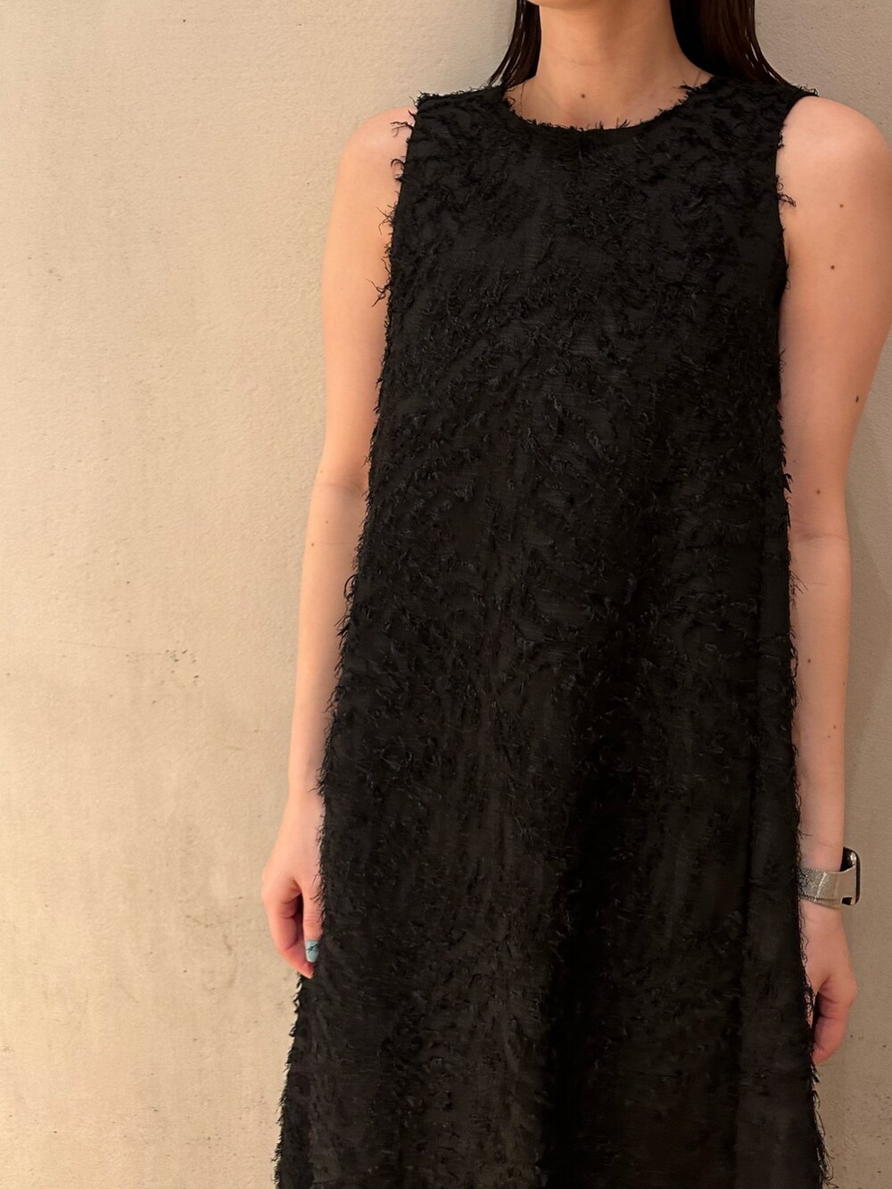 ブラック系のキャミソール、その他のサンダル、シルバー系のパンプスを着用したレディースの春コーディネートの8枚目の写真