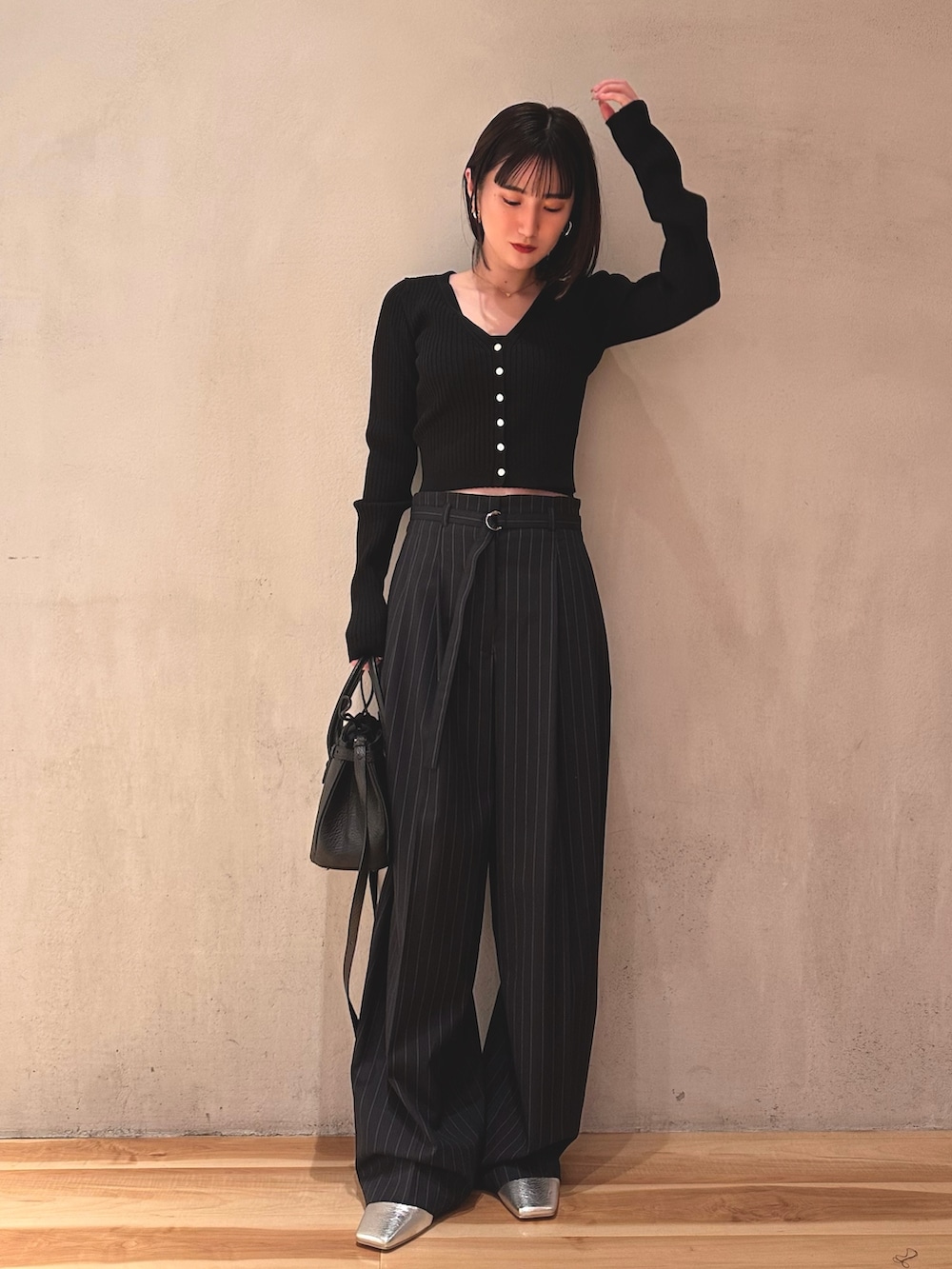 ブラック系のカーディガン/ボレロ、ブラック系のショルダーバッグ、ブルー系のその他パンツを着用したレディースの春コーディネートの2枚目の写真