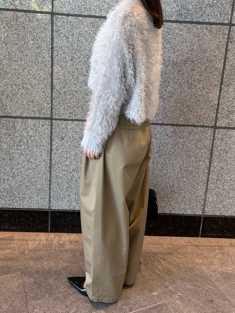 グレー系のニット/セーター、ベージュ系のその他パンツ、ブラック系のボストンバッグを着用したレディースの秋コーディネートの5枚目の写真