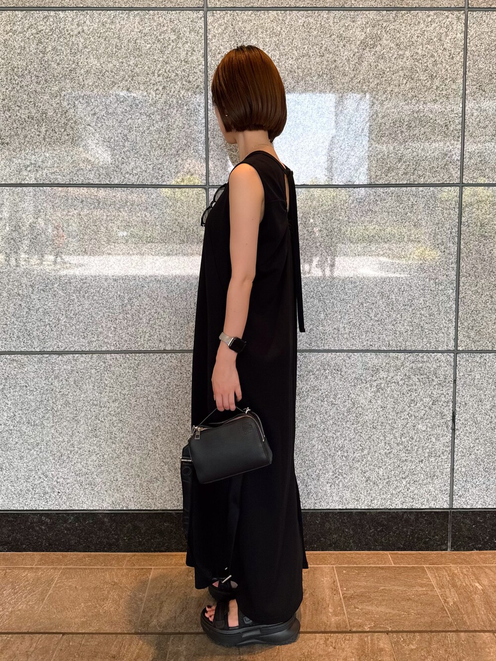 ベージュ系のブルゾン、ブラック系のワンピース、ブラック系のサングラスを着用したレディースの夏コーディネートの3枚目の写真