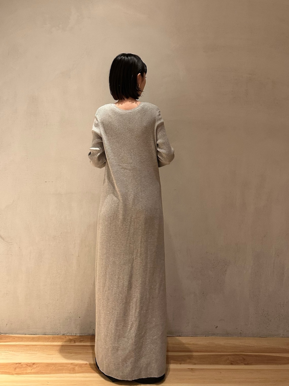 グレー系のワンピース、ブラック系のその他パンツ、シルバー系のパンプスを着用したレディースの冬コーディネートの5枚目の写真