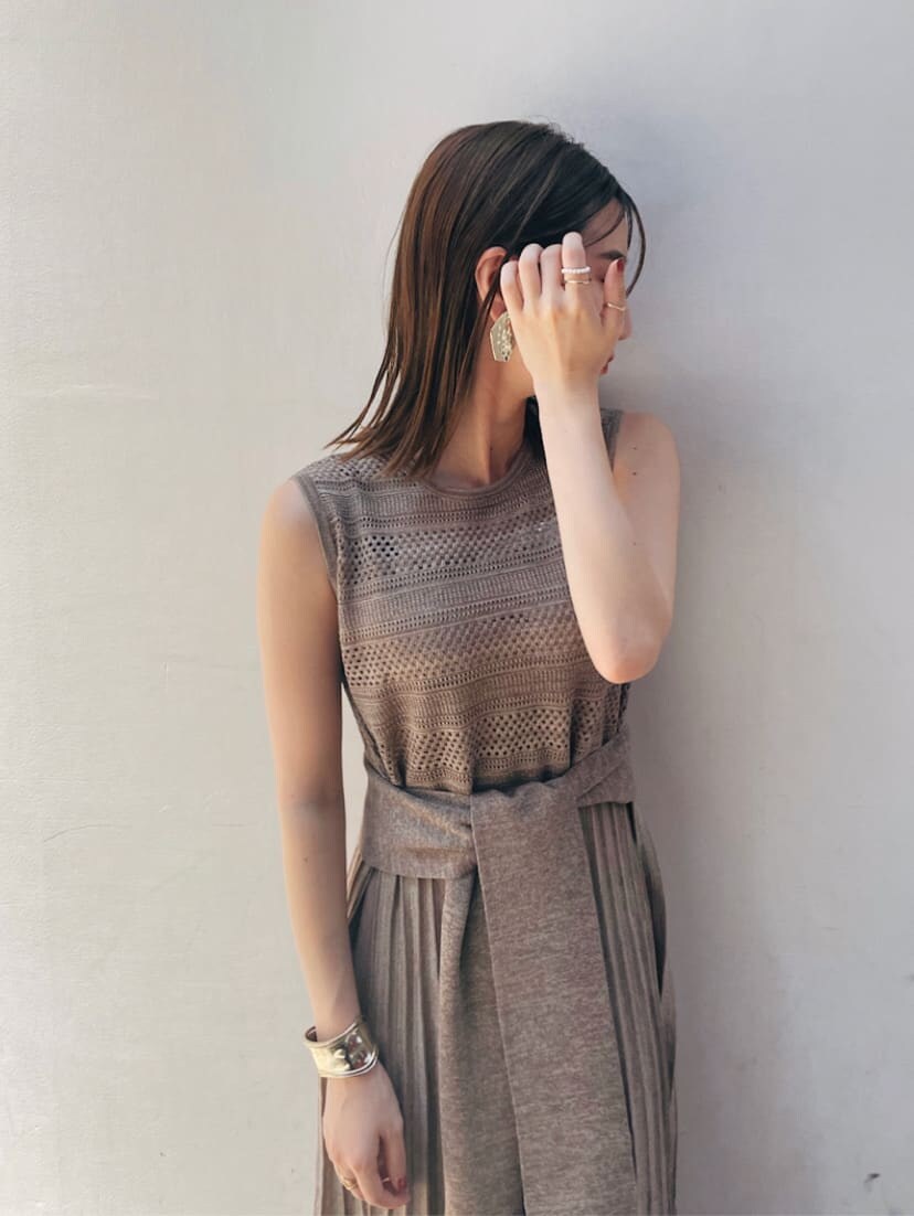 ブラウン系のカーディガン/ボレロ、ベージュ系のワンピース、イエロー系のスリッポンを着用したレディースの夏コーディネートの3枚目の写真