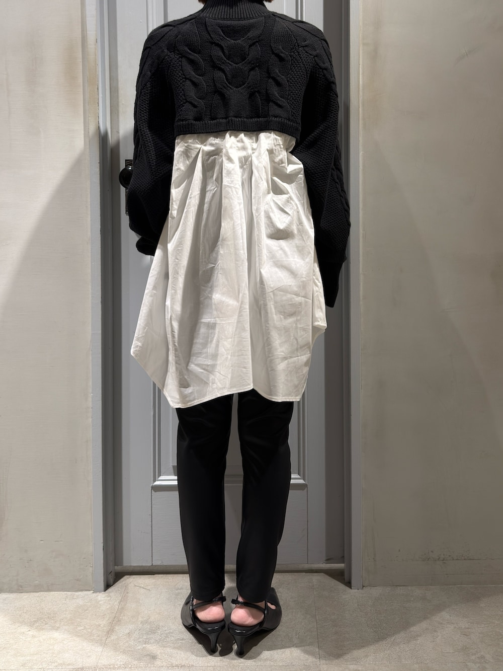 ブラック系のニット/セーター、ブラック系のその他パンツ、ブラック系のパンプスを着用したレディースの秋コーディネートの6枚目の写真