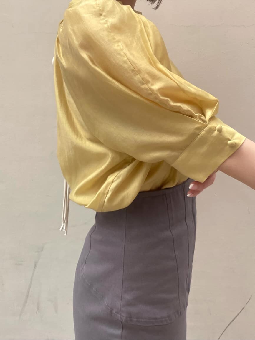 その他のパンプス、グレー系のスカート、イエロー系のシャツ/ブラウスを着用したレディースの夏コーディネートの6枚目の写真