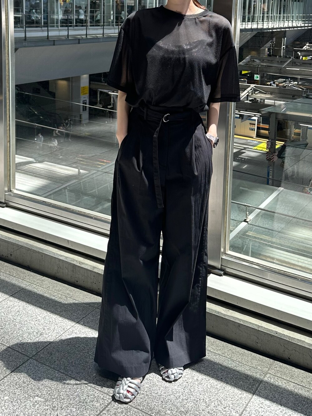 ブラック系のTシャツ/カットソー、ブラック系のその他パンツ、シルバー系のサンダルを着用したレディースの春コーディネートの5枚目の写真