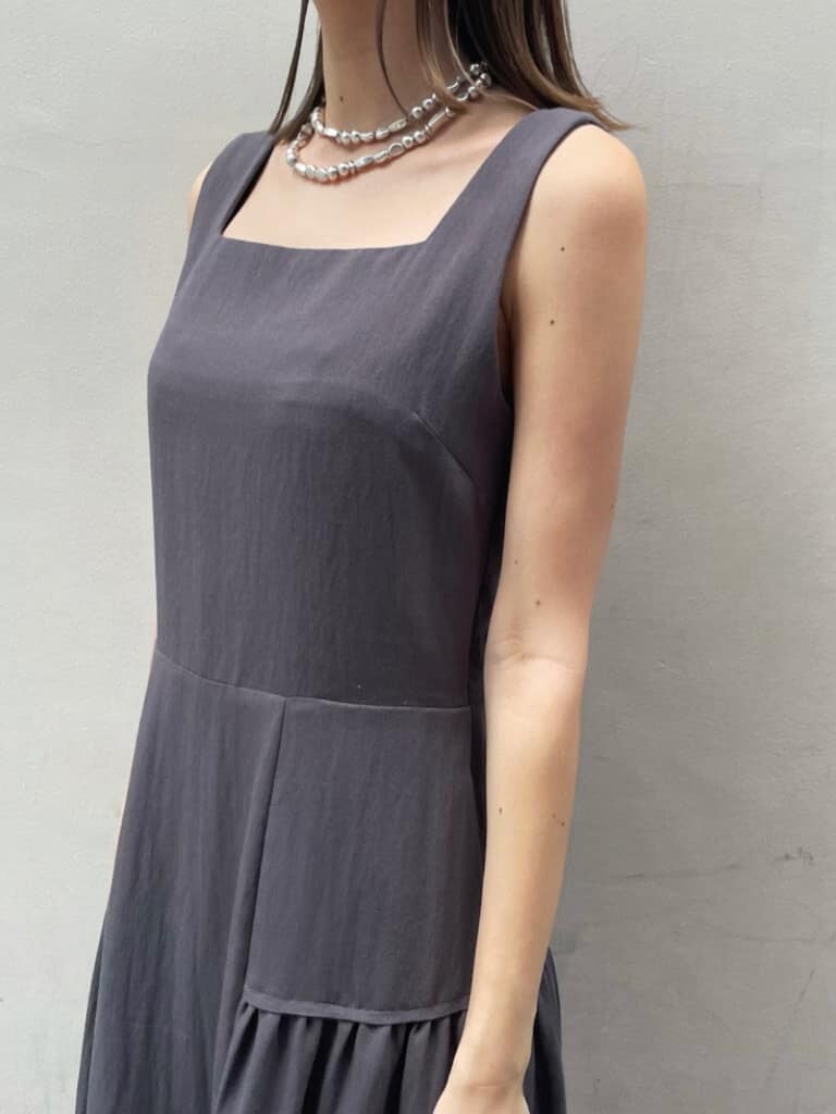 ブラック系のその他シューズ、グレー系のワンピース、シルバー系のネックレスを着用したレディースの夏コーディネートの3枚目の写真