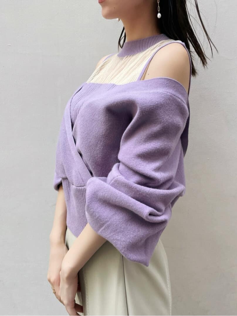 ホワイト系のスカート、ベージュ系のその他シューズ、パープル系のニット/セーターを着用したレディースの夏コーディネートの3枚目の写真