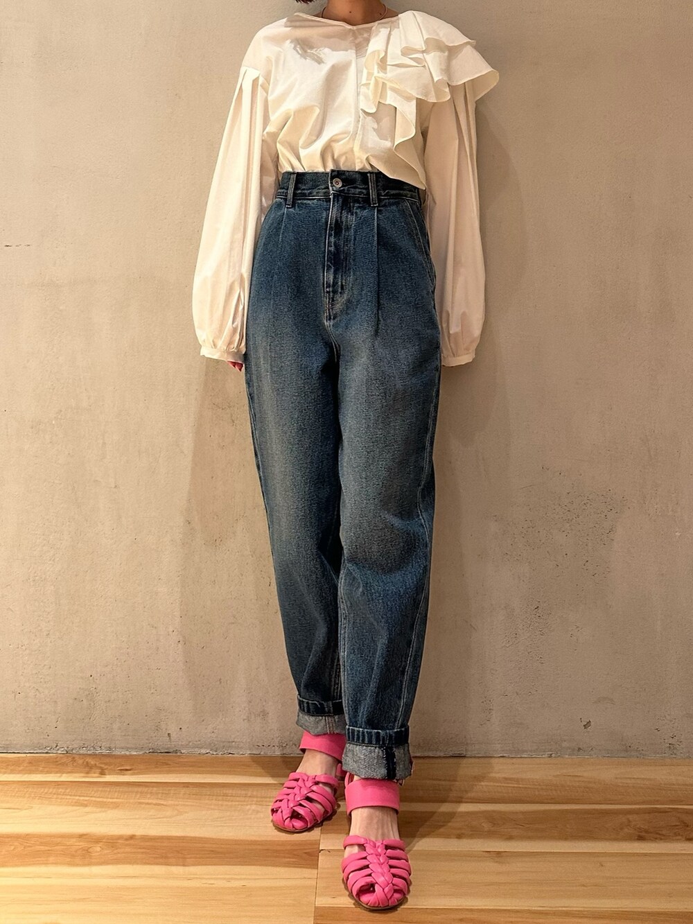 ホワイト系のシャツ/ブラウス、ブルー系のデニムパンツ、ピンク系のサンダルを着用したレディースの春コーディネートの4枚目の写真