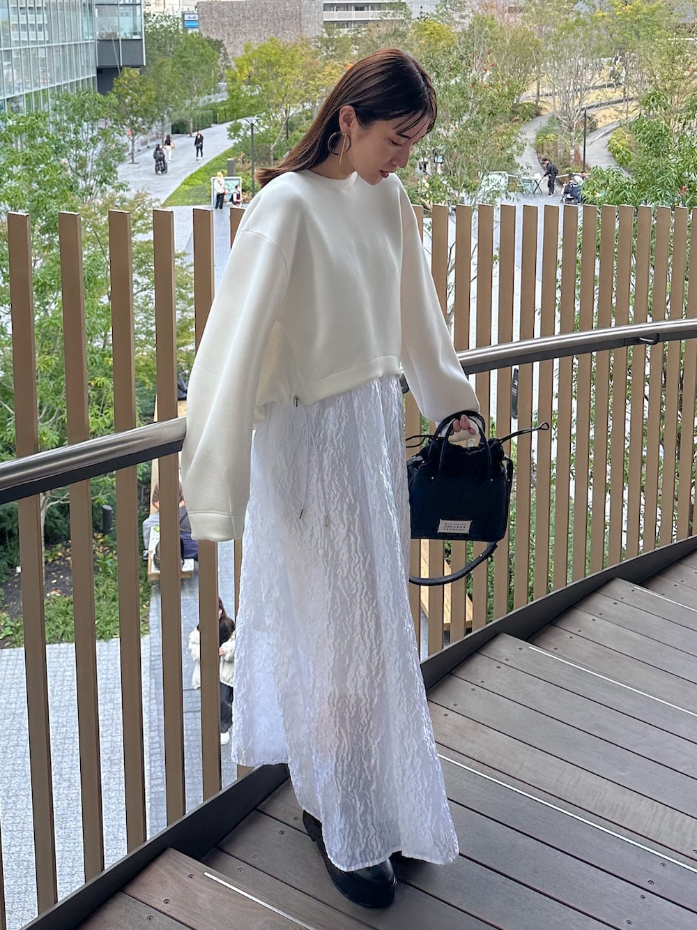 ホワイト系のワンピース、ホワイト系のスウェットを着用したレディースの秋コーディネートの3枚目の写真