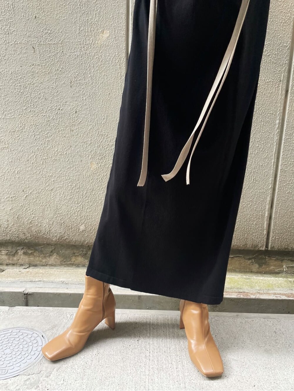 ベージュ系のその他シューズ、ブラック系のワンピース、グリーン系のシュシュを着用したレディースの秋コーディネートの5枚目の写真