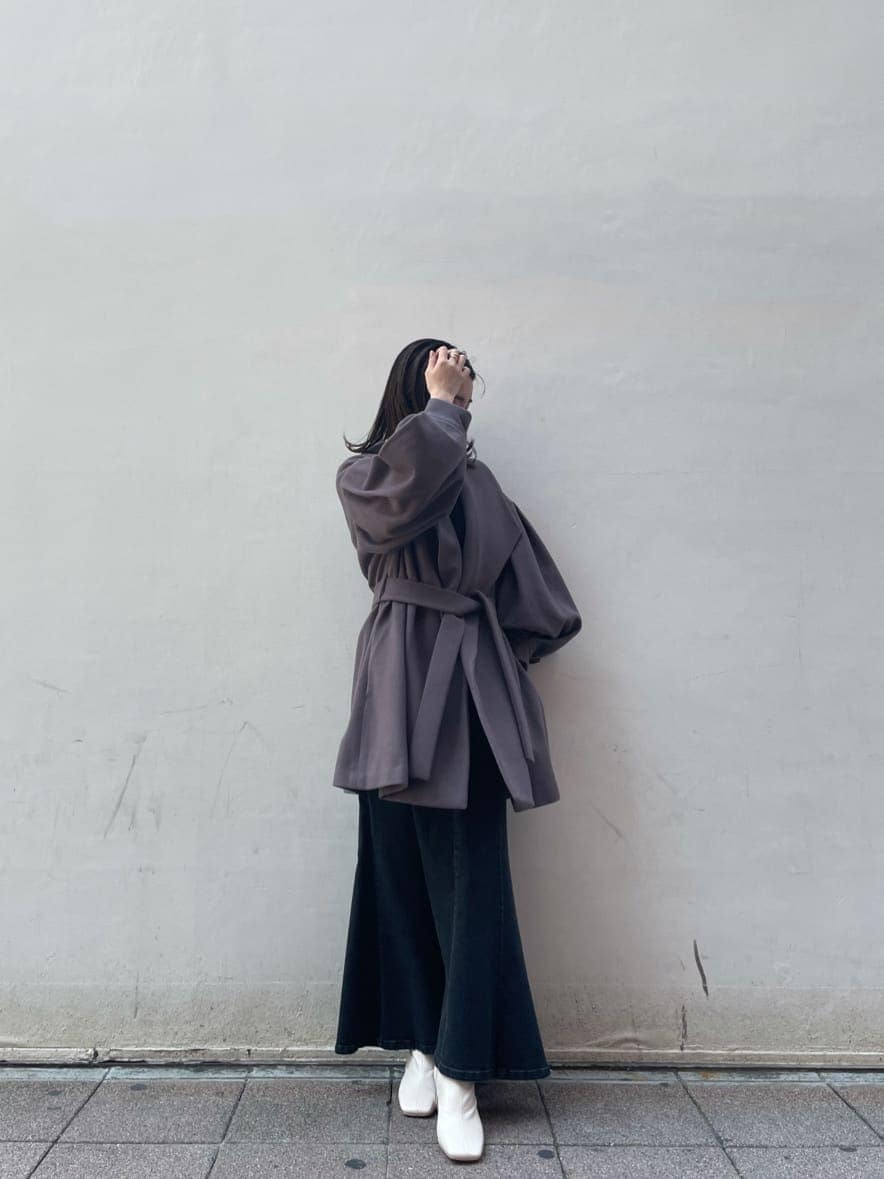 ブラック系のスカート、ホワイト系のその他シューズ、パープル系のその他アウターを着用したレディースの夏コーディネートの6枚目の写真