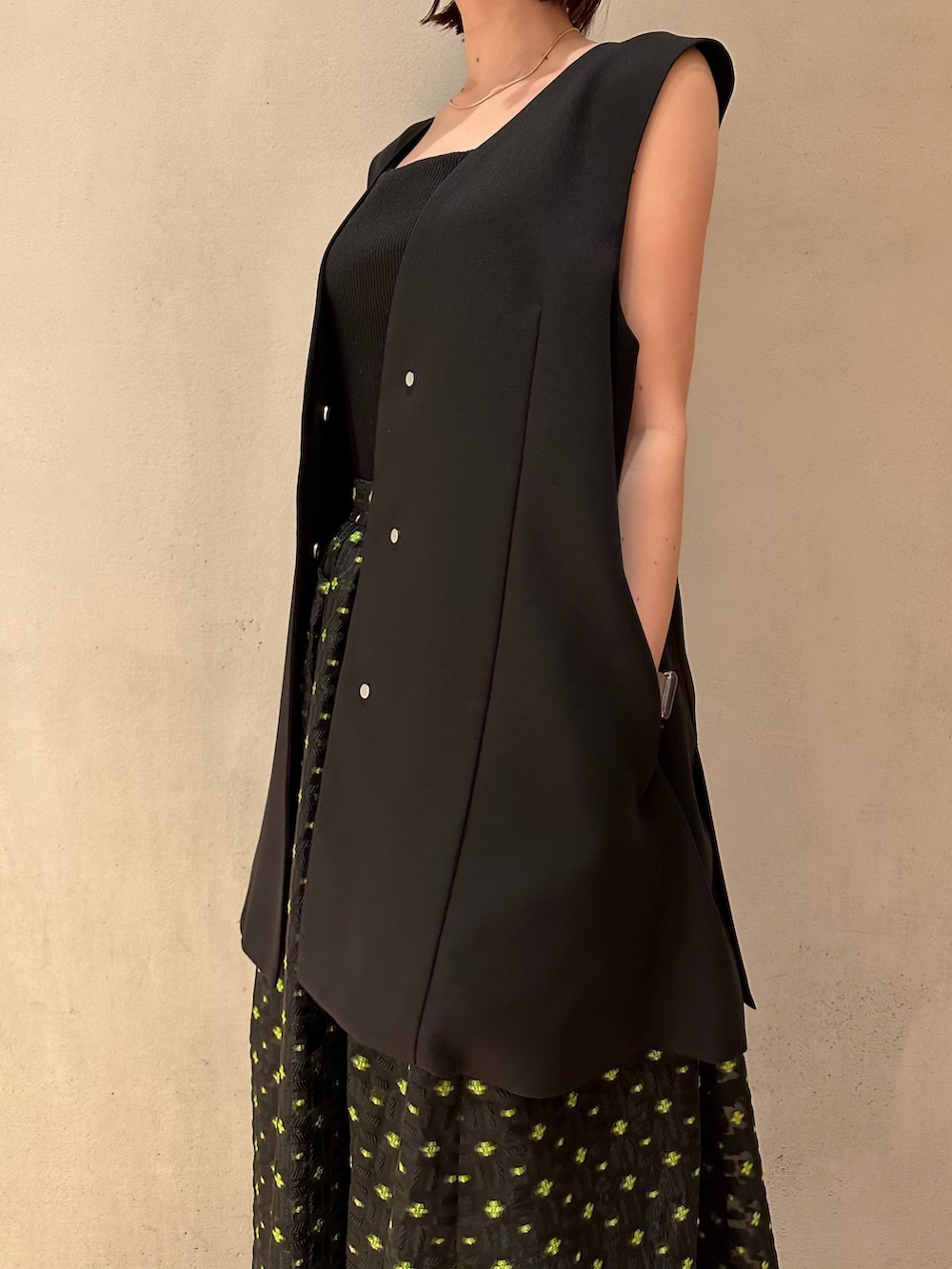 ブラック系のテーラードジャケット、その他のスカート、ホワイト系のサンダルを着用したレディースの冬コーディネートの7枚目の写真