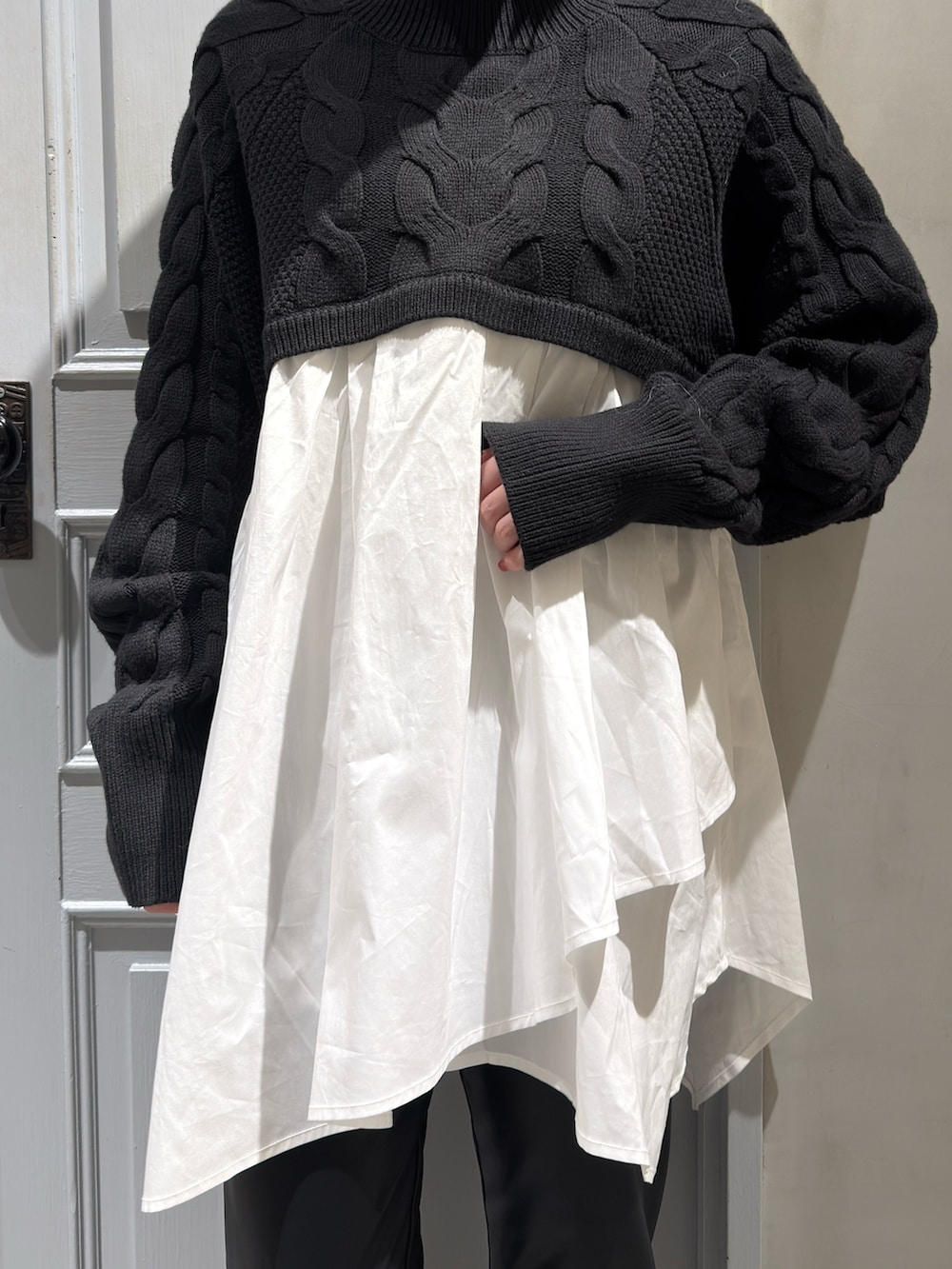 ブラック系のニット/セーター、ブラック系のその他パンツ、ブラック系のパンプスを着用したレディースの秋コーディネートの4枚目の写真