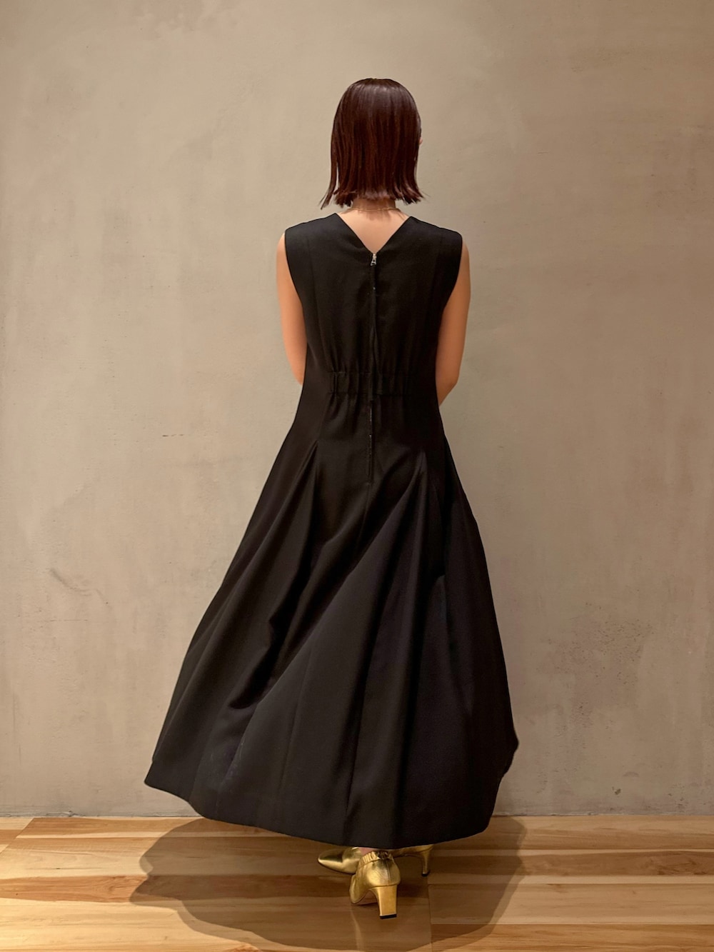 ブラック系のテーラードジャケット、ブラック系のワンピースを着用したレディースの冬コーディネートの6枚目の写真