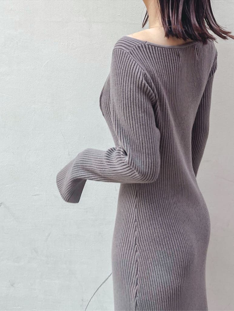 ブラック系のブーツ、ホワイト系のその他アウター、ベージュ系のワンピースを着用したレディースの秋コーディネートの5枚目の写真