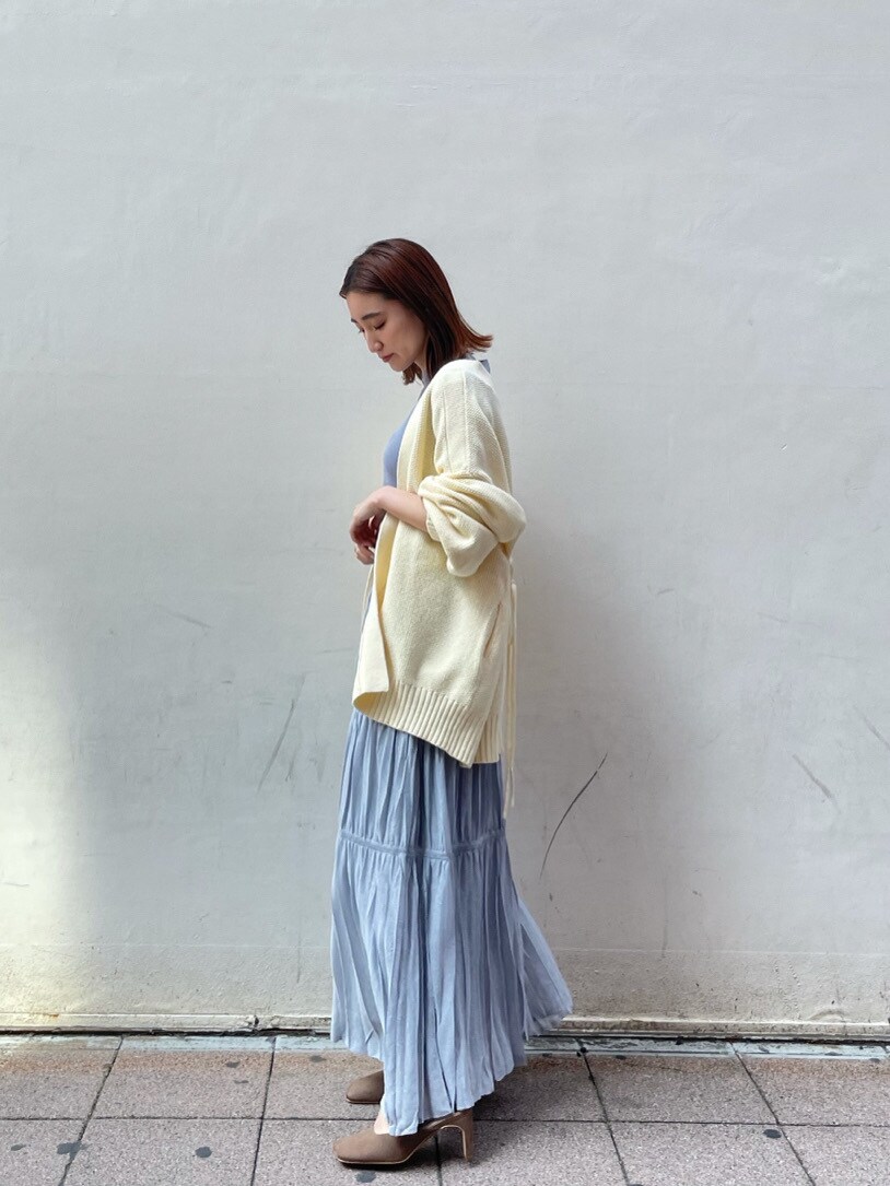 ベージュ系のサンダル、ホワイト系のカーディガン/ボレロ、ブルー系のワンピースを着用したレディースの春コーディネートの4枚目の写真