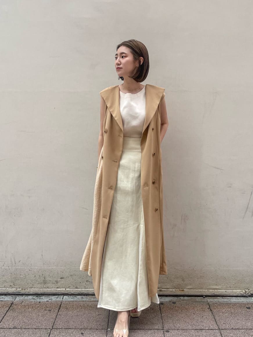 ベージュ系のワンピース、ブラック系のスカート、その他のパンプスを着用したレディースの夏コーディネートの2枚目の写真