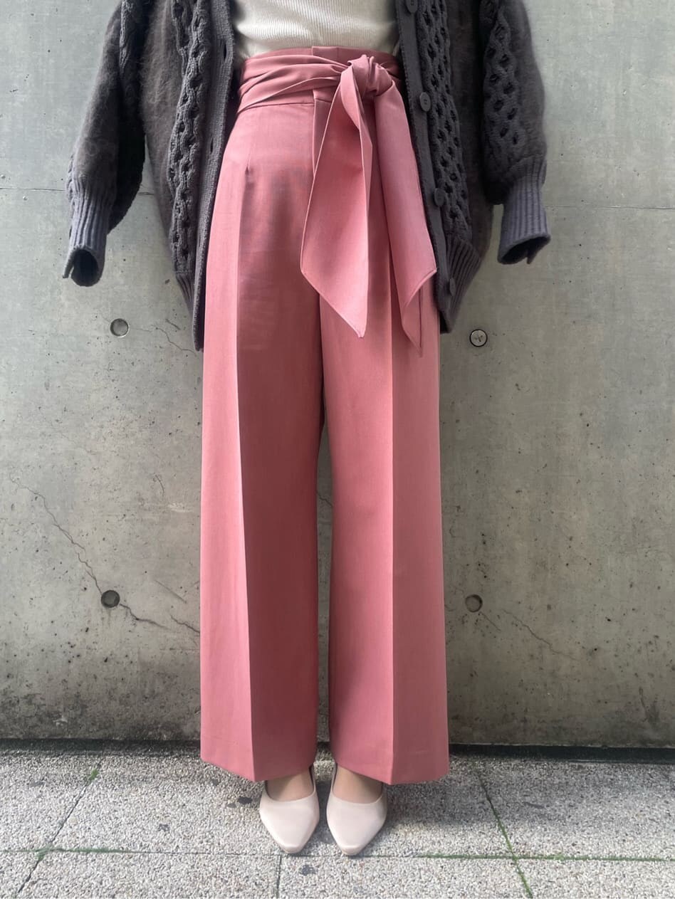 ピンク系のその他パンツ、ベージュ系のパンプス、イエロー系のニット/セーターを着用したレディースの冬コーディネートの6枚目の写真