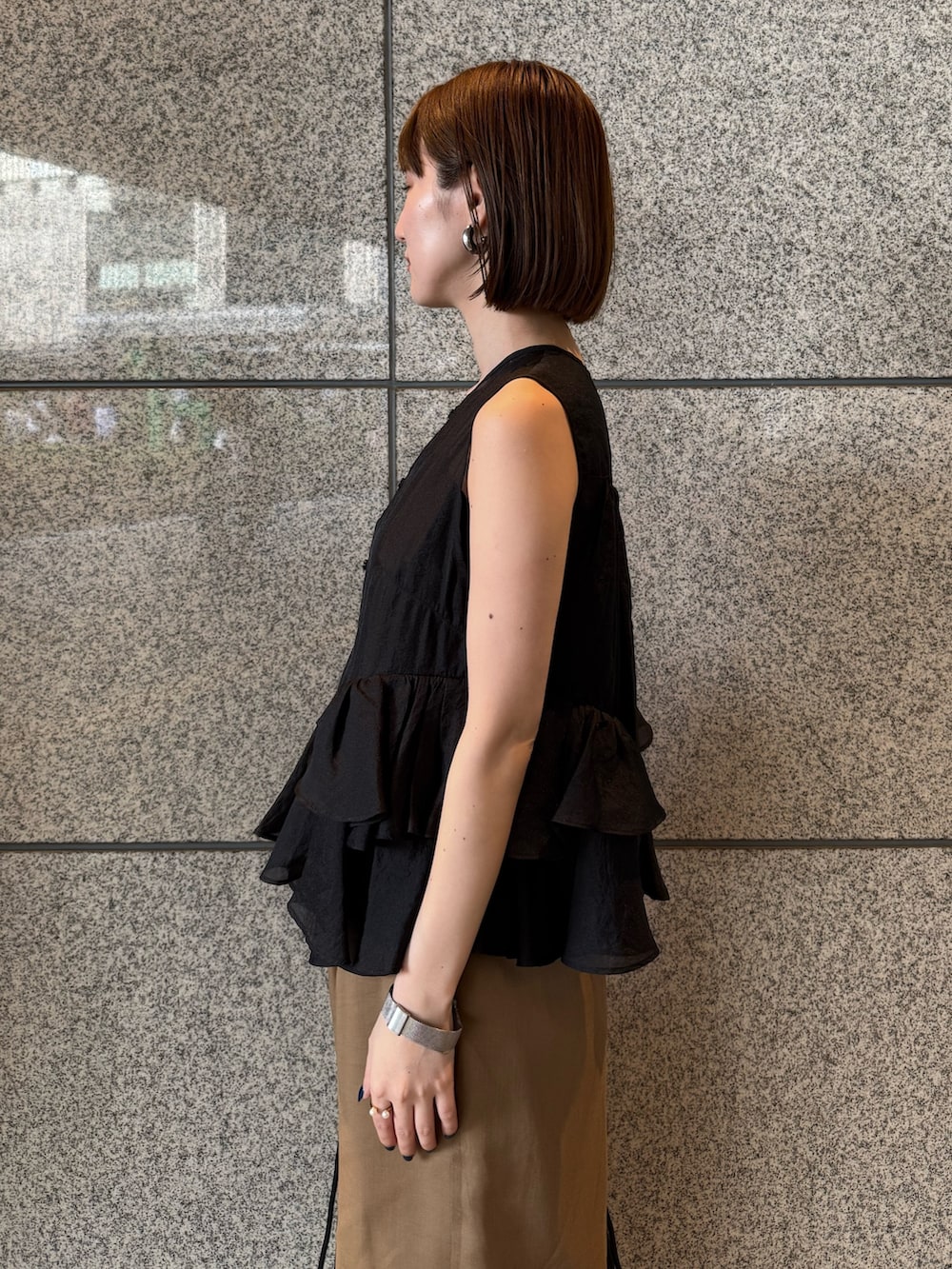 ブラック系のシャツ/ブラウス、ブラウン系のその他パンツ、ブラック系のバックパック/リュックを着用したレディースの春コーディネートの6枚目の写真