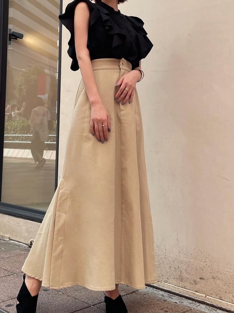 ブラック系のサンダル、ブラック系のシャツ/ブラウス、ベージュ系のスカートを着用したレディースの夏コーディネートの4枚目の写真