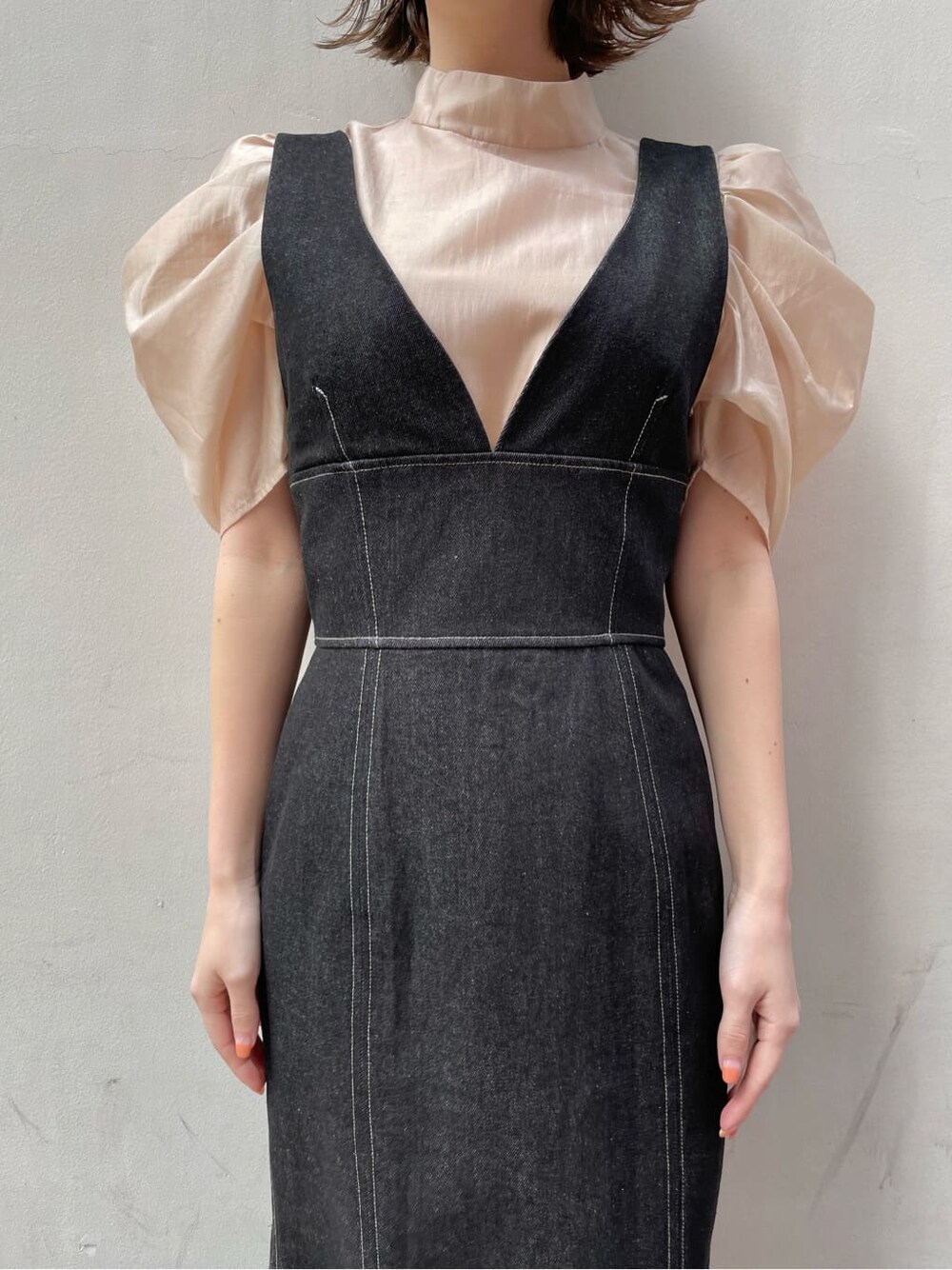 ブラック系のワンピース、ブラック系のブルゾン、ブラウン系のパンプスを着用したレディースの春コーディネートの5枚目の写真