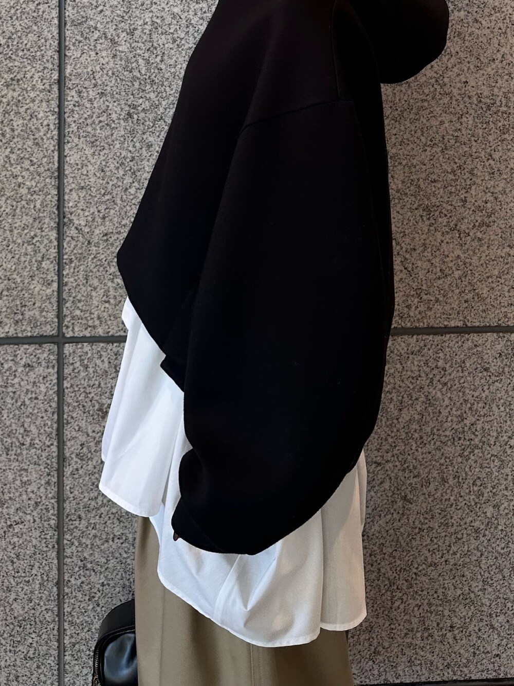 ベージュ系のその他パンツ、ブラック系のボストンバッグ、ブラック系のパーカーを着用したレディースの秋コーディネートの7枚目の写真