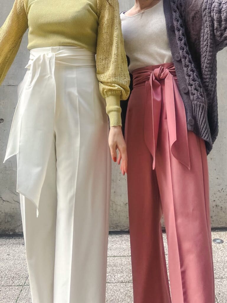 ピンク系のその他パンツ、ベージュ系のパンプス、イエロー系のニット/セーターを着用したレディースの冬コーディネートの4枚目の写真