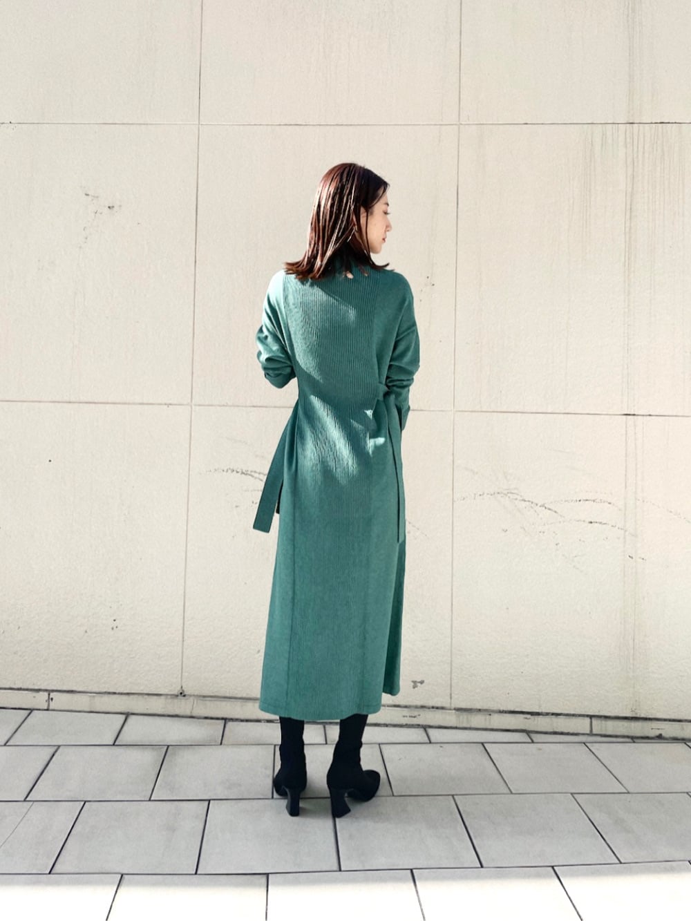 ベージュ系のその他アウター、グリーン系のワンピースを着用したレディースの冬コーディネートの6枚目の写真