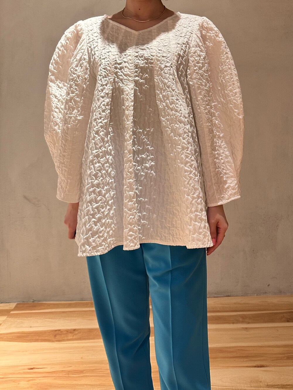 ホワイト系のシャツ/ブラウス、ブルー系のその他パンツを着用したレディースの春コーディネートの7枚目の写真