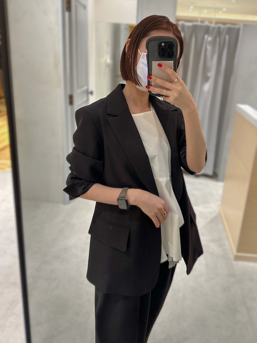 ホワイト系のシャツ/ブラウス、ブラック系のその他パンツ、ブラック系のテーラードジャケットを着用したレディースの冬コーディネートの5枚目の写真