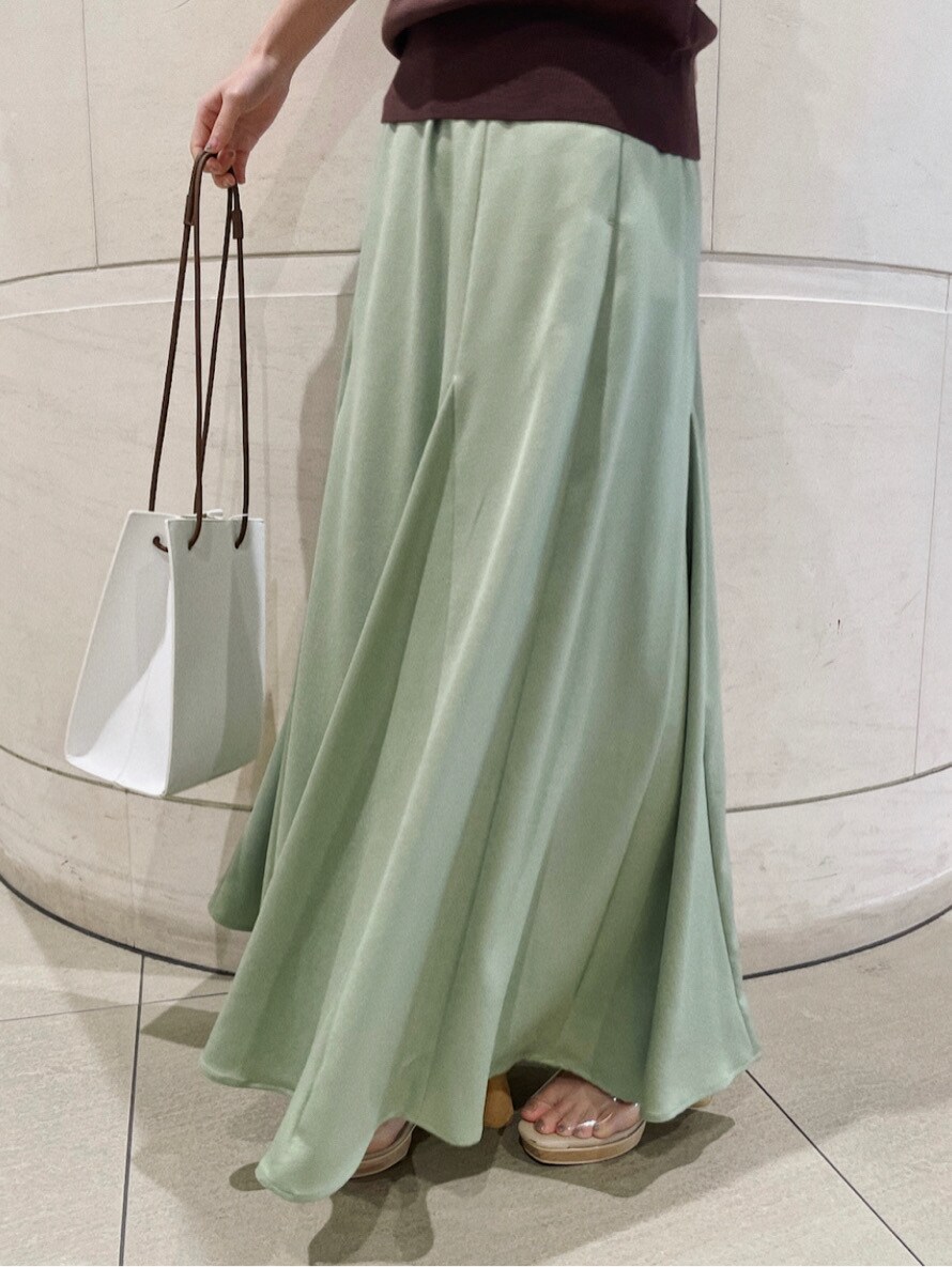 その他のパンプス、グリーン系のスカート、ホワイト系のハンドバッグを着用したレディースの冬コーディネートの3枚目の写真