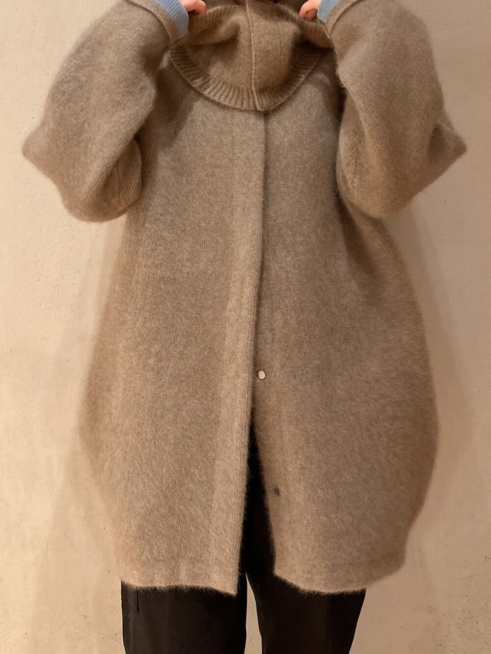 ホワイト系のスニーカー、ブラック系のその他パンツ、ベージュ系のノーカラージャケットを着用したレディースの夏コーディネートの7枚目の写真