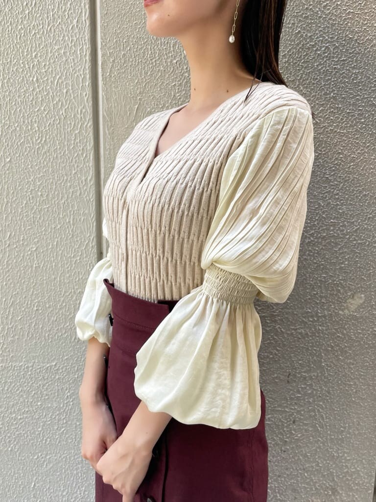 ベージュ系のニット/セーター、レッド系のスカート、ベージュ系のその他シューズを着用したレディースの夏コーディネートの3枚目の写真