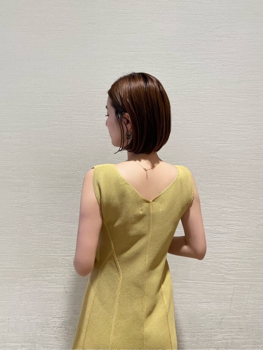 ホワイト系のサンダル、イエロー系のワンピース、ホワイト系のカーディガン/ボレロを着用したレディースの夏コーディネートの7枚目の写真