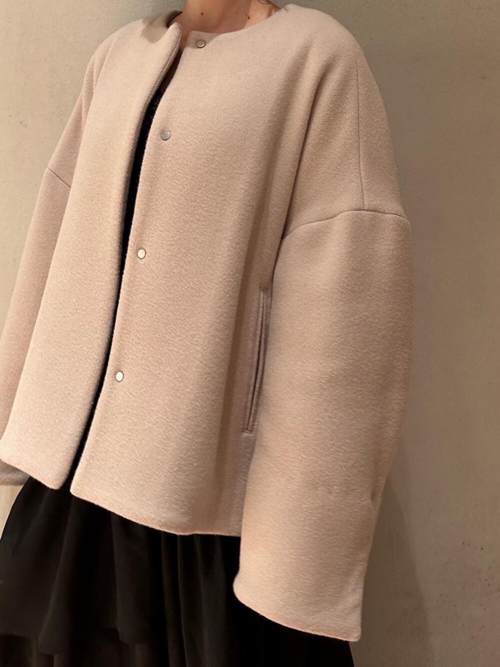 ブラック系のワンピース、ブラック系のブーツ、ブルー系のノーカラーコートを着用したレディースの夏コーディネートの9枚目の写真