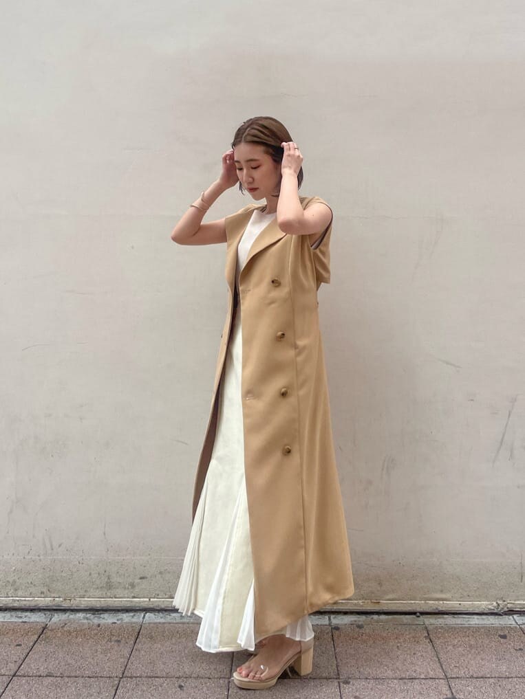 ベージュ系のワンピース、ブラック系のスカート、その他のパンプスを着用したレディースの夏コーディネートの3枚目の写真