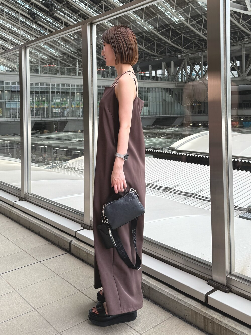 ブラウン系のつなぎ/オールインワン、ブラック系のサンダルを着用したレディースの夏コーディネートの4枚目の写真