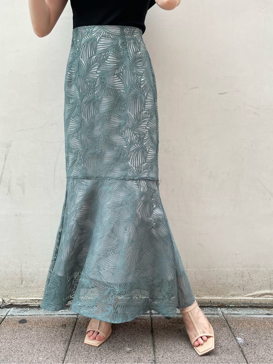 ブルー系のスカート、ベージュ系のサンダル、ブラック系のニット/セーターを着用したレディースの夏コーディネートの7枚目の写真