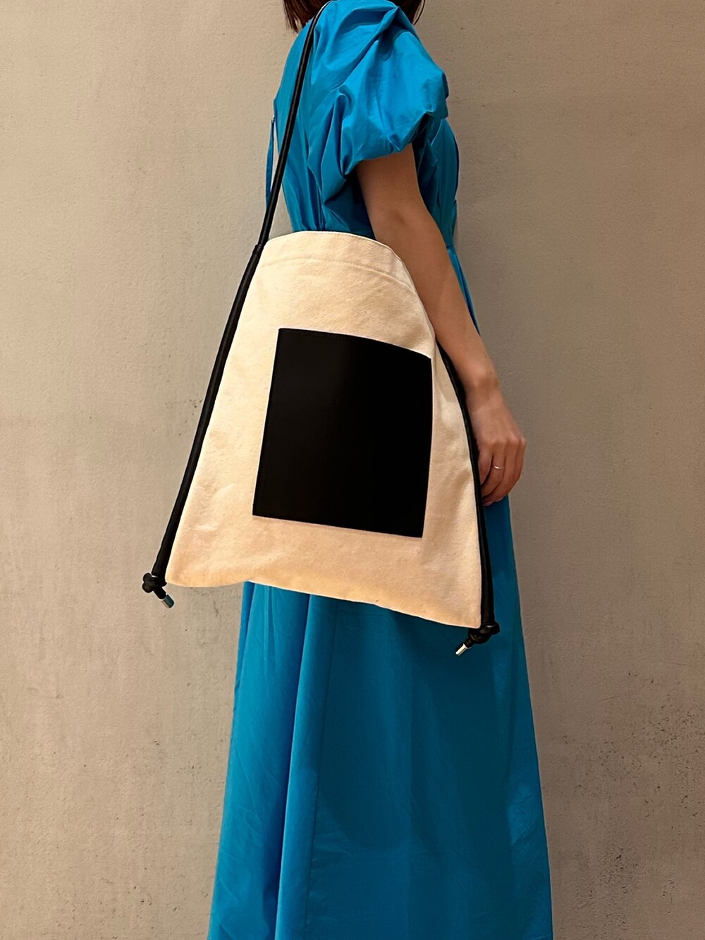 その他のトートバッグ、ブルー系のワンピース、ホワイト系のスニーカーを着用したレディースの春コーディネートの7枚目の写真