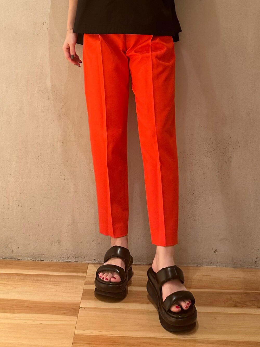 ブラック系のブルゾン、ブラック系のサンダル、ベージュ系のタンクトップを着用したレディースの春コーディネートの5枚目の写真