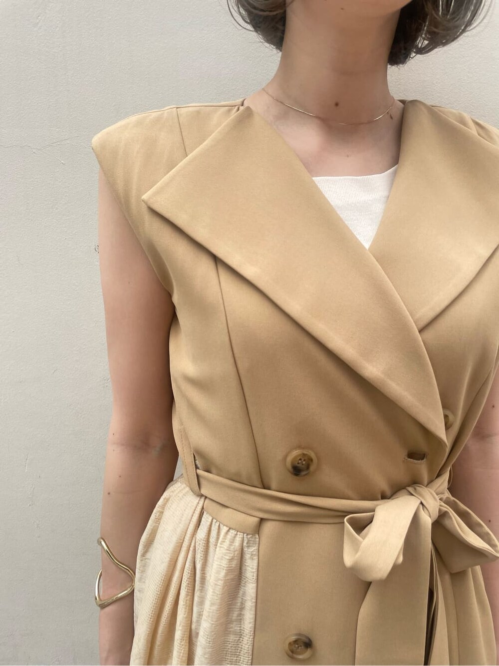 ベージュ系のワンピース、ブラック系のスカート、その他のパンプスを着用したレディースの夏コーディネートの7枚目の写真