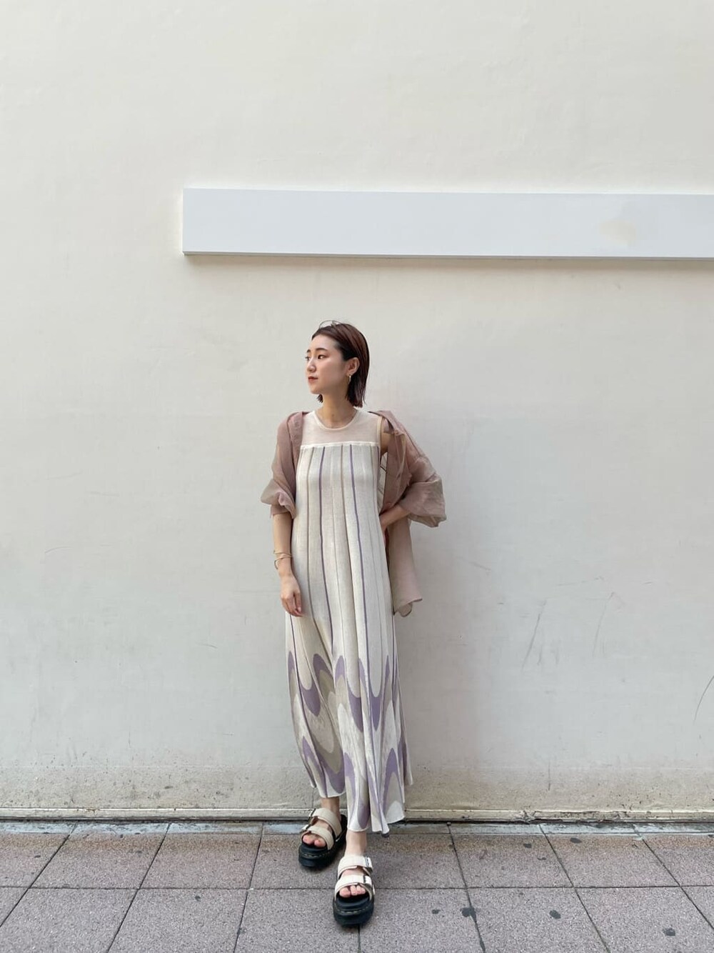 パープル系のワンピース、ピンク系のシャツ/ブラウスを着用したレディースの夏コーディネートの5枚目の写真