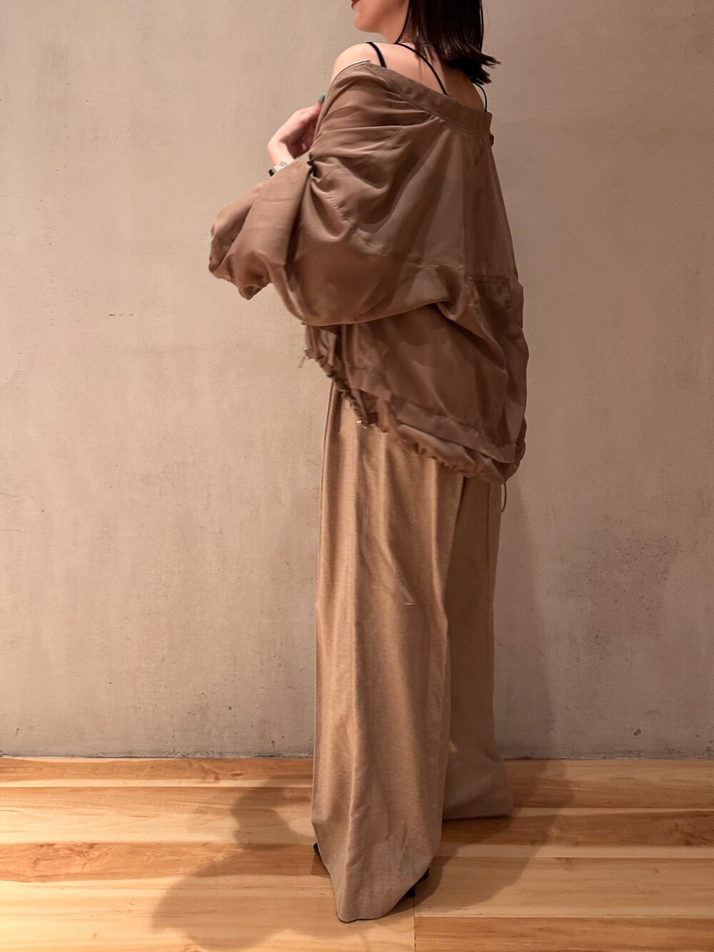 ベージュ系のその他パンツ、ベージュ系のノーカラージャケット、ブラック系のキャミソールを着用したレディースの春コーディネートの7枚目の写真