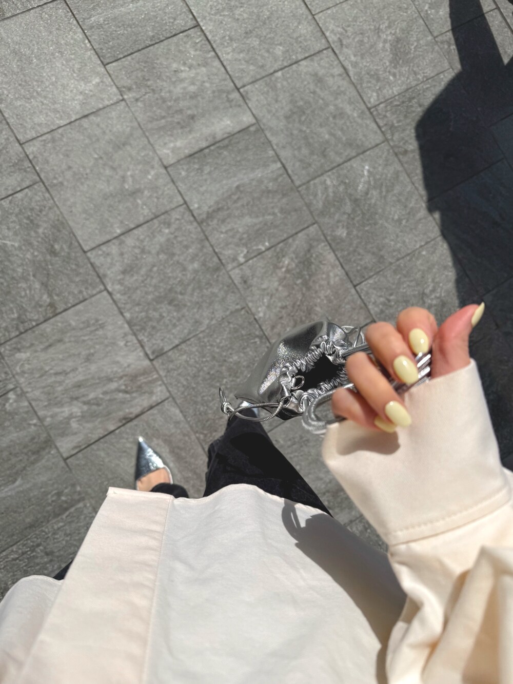 イエロー系のシャツ/ブラウス、シルバー系のショルダーバッグ、シルバー系のサンダルを着用したレディースの春コーディネートの7枚目の写真