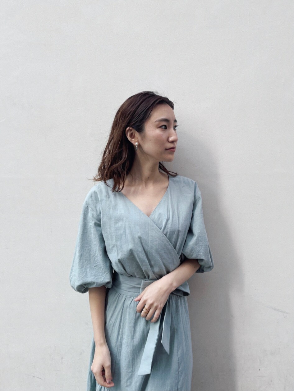 グリーン系のワンピースを着用したレディースの冬コーディネートの6枚目の写真